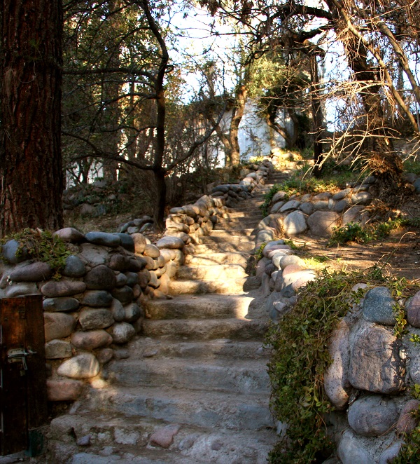 Hacia la izquierda de la entrada al barrio, estaba el lugar de las mesitas, donde los jóvenes de entonces se juntaban a jugar a las cartas, tomar mate y tocar la guitarra. Muchas parejas se hicieron allí, asegura Cecilia Guillot, nacida y criada en el lugar. Fotos Marcos Doña.