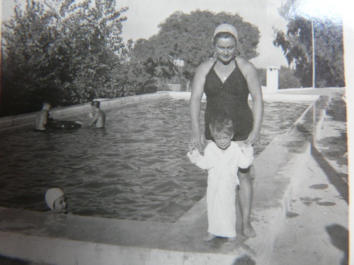En la pileta del consorcio los vecinos disfrutaban de la placidez de la vida elegida. Las madres pasaban largas horas departiendo, mientras cuidaban a sus pequeños. Dora Van Gastel de Stagni con su José Luis. La chimenea que se ve atrás es de la casa de Don Antonio Aporta.