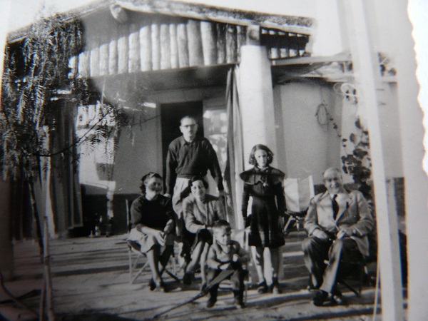 Nicolas Stagni ( parado) Dora Van Gastel de Stagni , Eloísa Galli, José Luis y Elsita Stagni con Don Remo Galli, en una de las dos galerías del Hongo. Hacia el Oeste, antes del Pedemonte, la última propiedad era La Agüita. Gentileza José Luis Stagni
