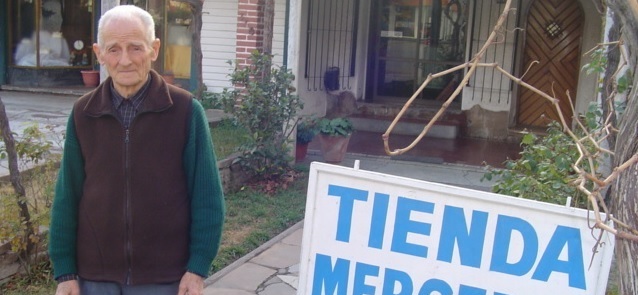 Don Cesidio en la puerta de su tienda.