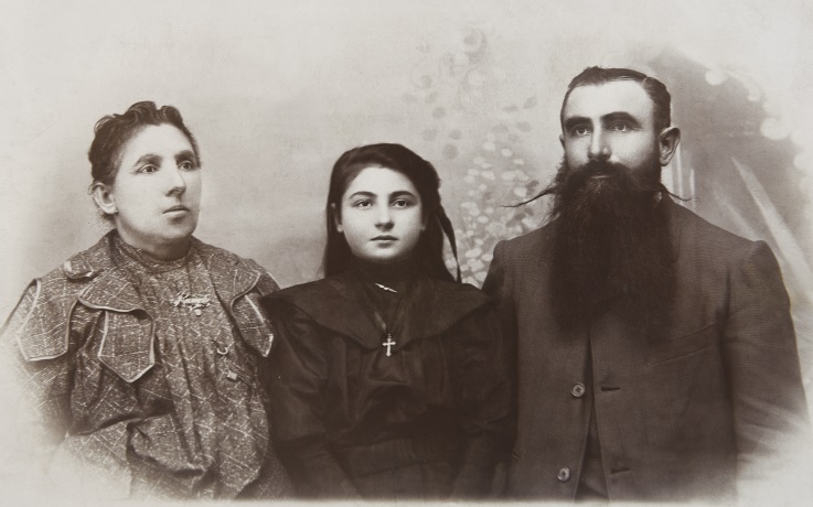 Antonio Simón, su esposa María Petazzi y su hija María Elizabeth -madre de nuestro entrevistado Enrique Roig- en la época en que levantaban el Chalet de piedra.