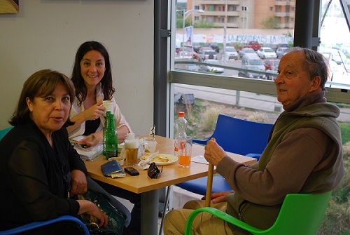 El matrimonio de escritores conformado por Onelia Cobos y Jorge García De Luca junto a su hija Celina García Cobos.