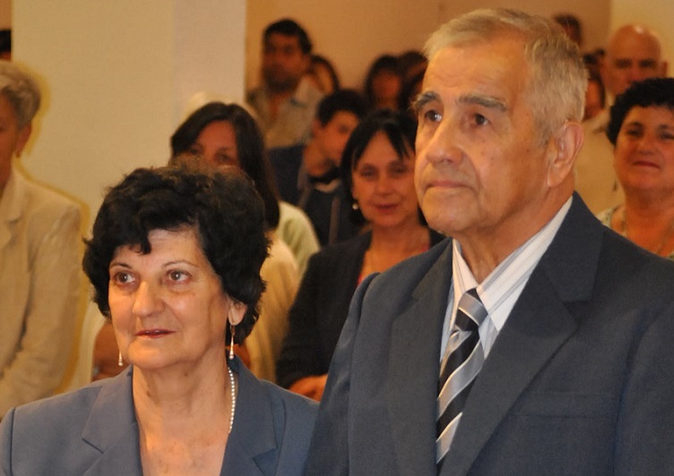 Mirta Esperanza Frites y Víctor Recabarren dieron el sí hace 50 años y aún se acompañan con la ternura que se prometieron.