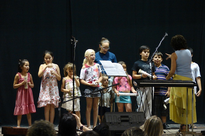 El Coro de Niños Chacras Canta durante su presentación en el Salón Chacras para Todos.