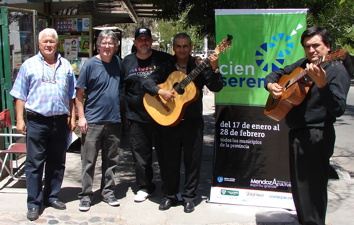 El Japonés González, Claudio Brachetta, Eduardo González y los músicos responsables de la serenata en Chacras de Coria.