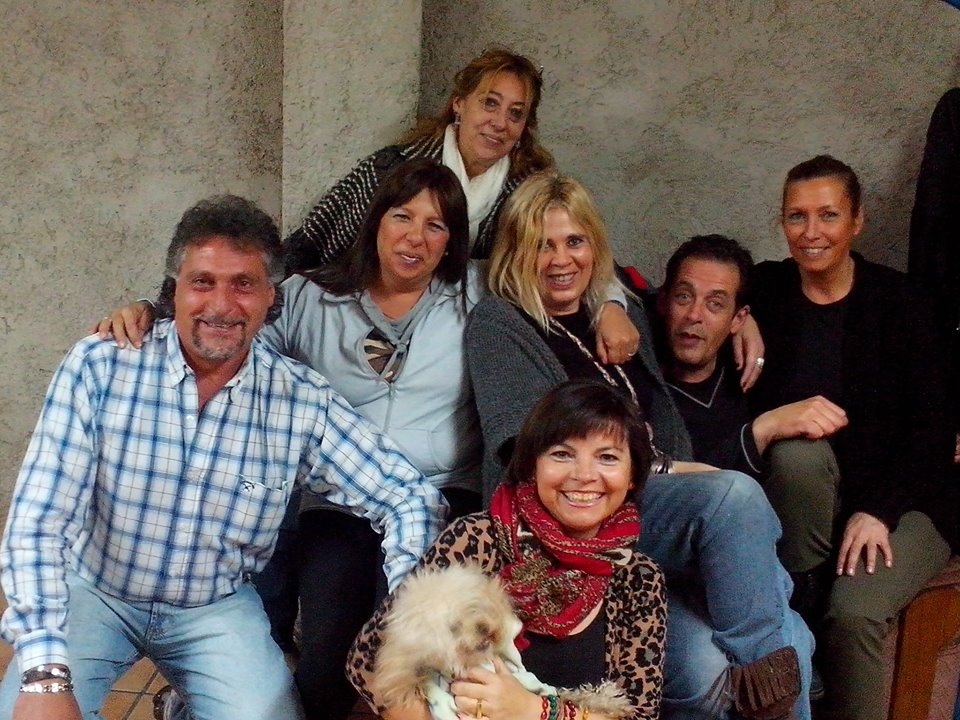 En una juntada de vecinos y ex compañeros de la Pancho Correas y de la Teresa O´Connor. Dante Levi, Adriana Dallape, Lety de la Vega, Osvaldo Poggi, Omar Tosolín, Mabel López, Mónica Stella y otros agregados! Verdadera noche de amigos!
