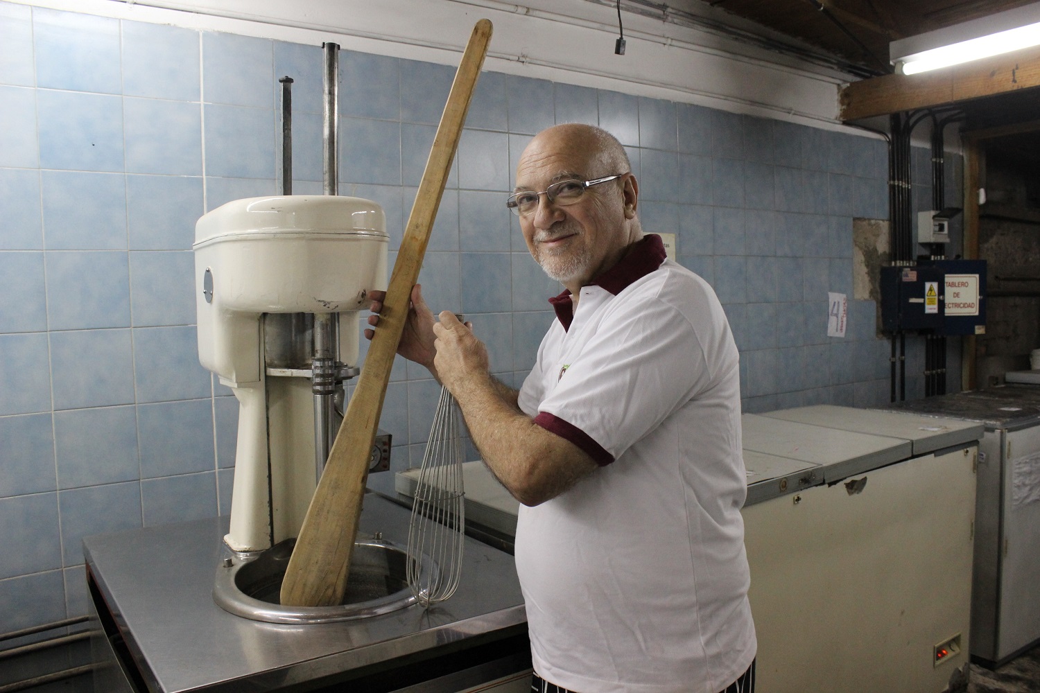 Gury con pala extractora y una máquina antigua que dice, hace milagros.