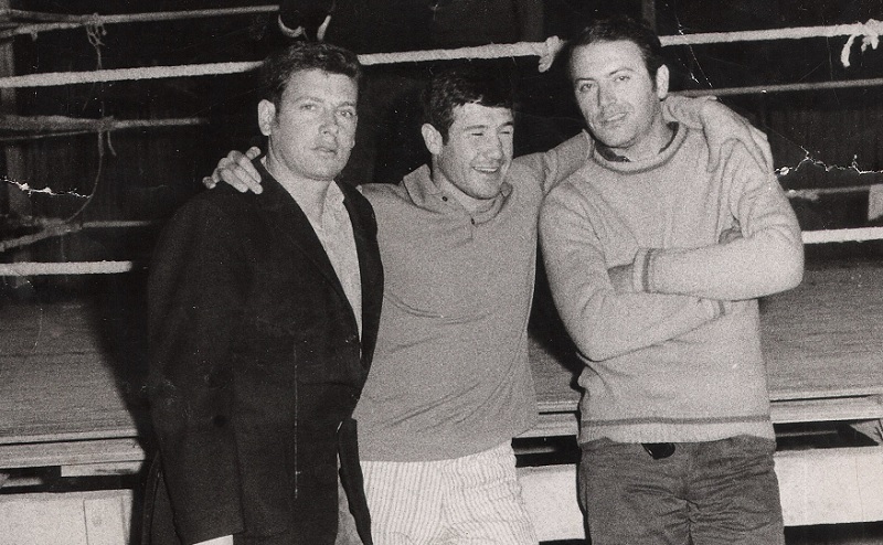 Los veinteañeros Carlos Dupont, Juan Domingo Quito Corradi e Ítalo Candolino haciendo facha a la salida del gimnasio Luis Ángel Firpo.