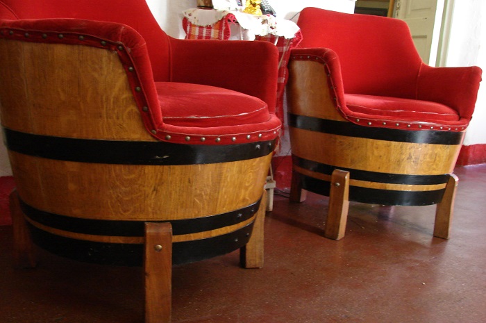 Sillones a partir de barricas realizados por Miguel.