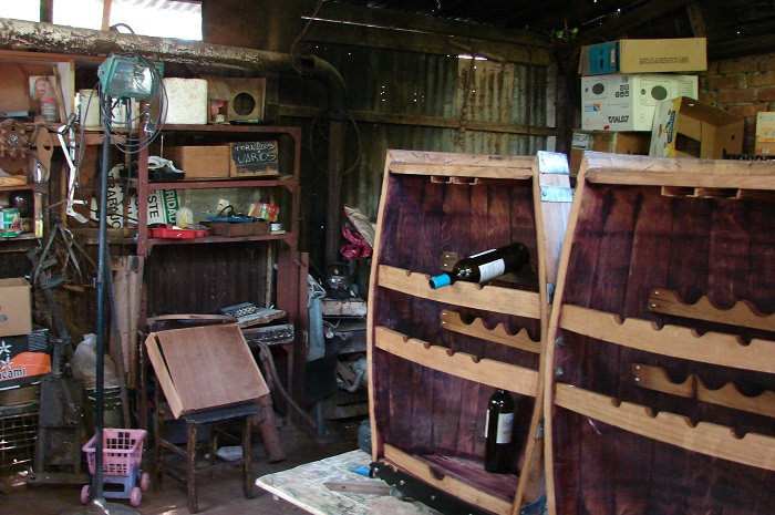 El taller del tonelero y unos exhibidores de botellas realizados con barrica.