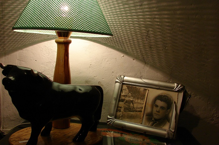 Un velador de madera con fotos antiguas hecho por Miguel.