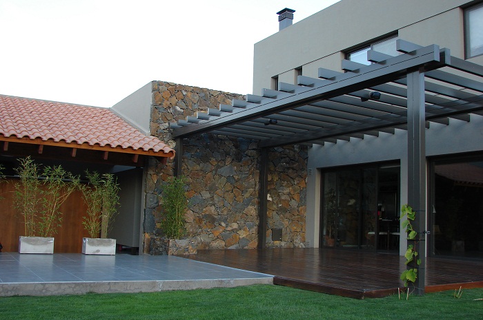 Un acierto. Los grandes ventanales orientados al norte sacan partido extra a la luz, que entra a raudales e inunda cada estancia del hogar.