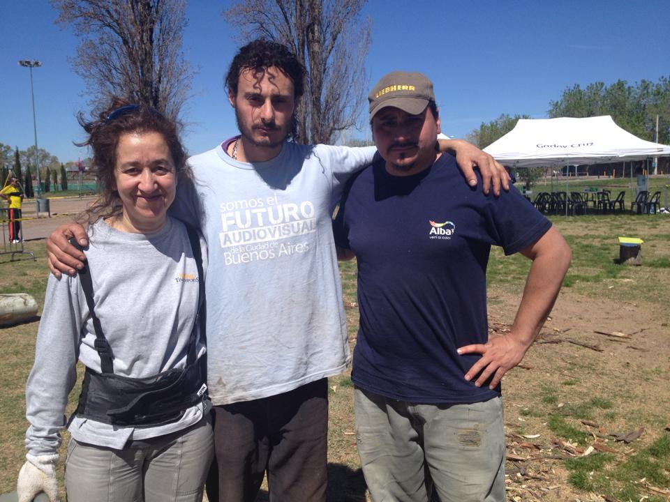 Federico Arcidiácono en el centro junto a dos escultores participantes.