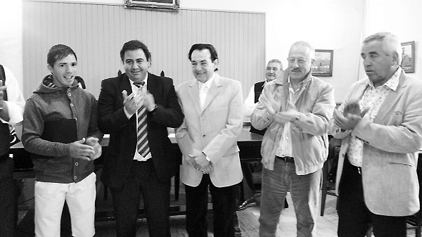 Eduardo Pérez, presidente del HCD, al entregarle la distinción, felicitó al joven deportista que hoy se desempeña en el Club Gimnasia y Esgrima.