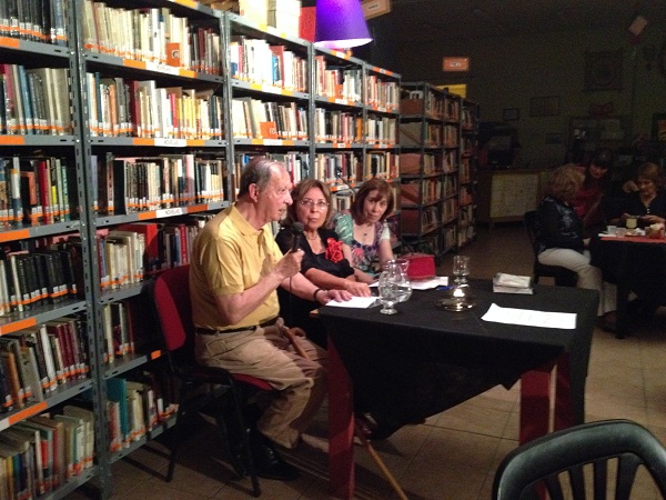 Jorge García de Luca y Onelia Cobos disertan en el Café Literario de Escritores organizado por Raquel Aznar.