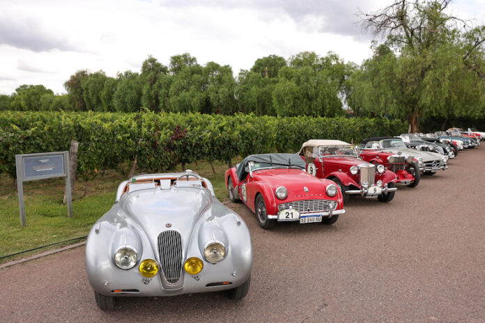 El Rally de las Bodegas celebra su 23ª edición, consolidando esa armonía entre autos clásicos y vino
